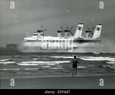 07 juillet 1968 - le plus grand véhicule d'Hovercraft au monde fait de son passager VIP                                4 La voile britannique et  SRN-4    transportent 30 voitures et plus de 200 passagers. Le voyage d'aujourd'hui a été une répétition de la robe de demain lorsque la princesse Margaret inaugurera le premier service d'aéroglisseur de voitures et de passagers du monde entre Douvres et Boulogne Banque D'Images