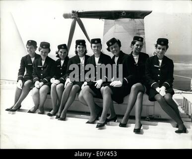 Juillet 07, 1968 - Le plus gros aéroglisseur fait ses débuts en relative aux VIP canal bidirectionnel : passage à niveau le plus gros aéroglisseur, le Mountbatten SRN-4 classe aujourd'hui a fait ses débuts de transport de passagers VIP dans les deux sens de traversée de Douvres à Boulogne. La British Rail et Hoverlloy SRN-4 &pound;1 500 000 coûts, peut transporter 30 voitures et plus de 200 passagers. Le voyage a été une répétition générale pour demain quand la princesse Margaret inaugurera la première voiture cross-canal et de voyageurs service d'aéroglisseur entre Douvres et Boulogne Banque D'Images