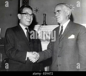 Jul 15, 1968 - Londres, Angleterre, Royaume-Uni - TAKEO MIKI (L), le Ministre japonais des affaires étrangères, serre la main de Michael Stewart, ministre des Affaires étrangères de la Grande-Bretagne, au Foreign Office. Miki est sur une brève visite officielle en Grande-Bretagne. Banque D'Images