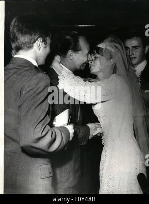 10 octobre 1968 - Un baiser pour Dubcek : Alexander Dubcek, Premier Secrétaire du Comité central du Parti communiste de Tchécoslovaquie après une récente visite à la mine de charbon de Horni tels un près d'Ostrava- rencontré ce couple de jeunes mariés et arrêté d'exprimer ses félicitations. Il a été récompensé par ce baiser de la jeune femme Hlavata Nadezda, récemment mon épouse de mineur de l'Paskov puits de charbon. Banque D'Images