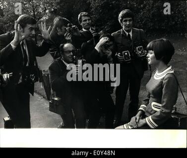 10 octobre 1968 - Mireille Mathieu à cabaret à la Savoie. La populaire chanteuse française Mireille Mathieu, pour la première fois apparaît dans cabaret au Savoy trois semaine à partir de ce soir. Photo : Keystone montre Mireille Mathieu fait face à une batterie de cameramen lors d'une pause en répétition aujourd'hui. Banque D'Images