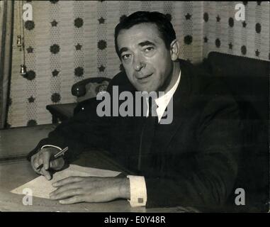 10 octobre 1968 - Maxwell Bids pour la ''News of the World'': M. Robert Maxwell, député travailliste et homme d'affaires millionnaire, a soumissionné environ 26 millions pour la News de l'Organisation mondiale par l'intermédiaire de Pergamon Press, sa société d'édition. Photos. m.. Robert Maxwell, président de Pergamon Press et Labor Mo pour Buckingham, dans son bureau hier après l'annonce de sa soumission d'environ 26 millions pour l'organisation News of the World. Banque D'Images