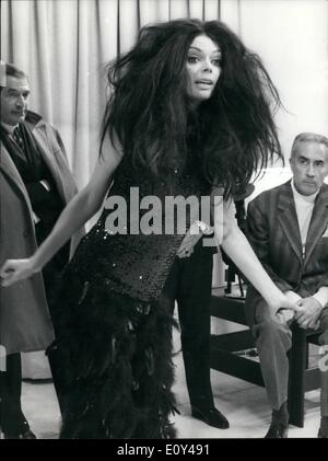 10 octobre 1968 - Rome. Arrêter le WorldÃ' […]. Est le titre du film réalisé par Giancarlo Cobelli de qui est cette scène avec Barbara en acier. C'est une histoire de la publicité satirique à la télévision de certains produits signifie une ventriloques et un groupe de jeunes conditionnés à cette civilité . Barbara Steel joue une femme qui se suicide, parce qu'aimer le ventriloque (Lando Buzzanca) elle ne peut pas le comprendre. La scène est un des plus originaux du film comme le costume de l'actrice, qui est faite de plumes. OPS : Barbara danse d'acier pendant la scène. Rome, 10-1-68 Keystone Banque D'Images