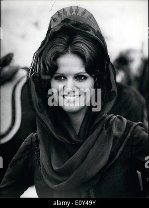 10 octobre 1968 - belle actrice Claudia Cardinale avec Henry Lester et Gutosski la production du gène de Sir Arthur Conan Banque D'Images