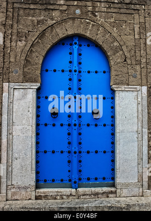 Porte bleue orientale à Sidi Bou Said, Tunisie. Banque D'Images