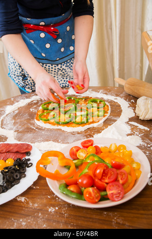 Beaucoup de légumes sur la pâte à pizza vegan slim Banque D'Images