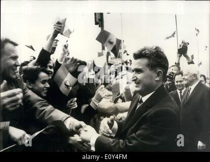 08 août 1968 - Leader roumain à Prague : La partie roumaine et de l'état délégation, dirigée par Nicolae Ceausescu, Président de la partie communiste roumaine est arrivée à Prague cette semaine des pourparlers avec les dirigeants tchèques. Photo montre Prague citizens agitent des drapeaux et accueil, Nicolae Ceausescu, le chef de la délégation roumaine, à son arrivée à l'aéroport de Prague. Banque D'Images