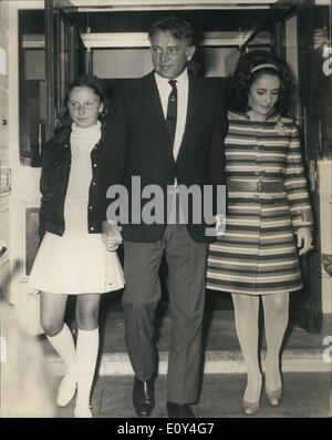 08 août 1968 - Elizabeth Taylor quitte l'hôpital : Film Star Elizabeth Taylor, aujourd'hui la gauche Nuffield Fitzroy Nursing Home, Marylebone, où elle avait une hystérectomie opération le 21 juillet. Photo, Elizabeth Taylor, vu avec son mari, Richard Burton, et sa fille, Katherine - quitter le foyer de Nuffield Fitzroy aujourd'hui. Banque D'Images