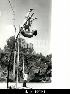 10 octobre 1968 - Coupe Formation au Mexique. Photo montre bien l'étude d'action de Mike Bull, de Bretagne - au cours de perche pratique - en préparation pour les Jeux Olympiques, qui s'ouvrent au Mexique le samedi 12 octobre. Banque D'Images