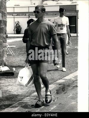 10 octobre 1968 - Coupe des scènes au Mexique Dutchman prend ses sabots. Photo montre H.J. Rouwe des Pays-Bas a trouvé ses sabots national meilleur pour marcher autour du village, il est en compétition dans l'aviron, canoë quatre. Banque D'Images