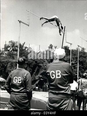 10 octobre 1968 - épreuve de la pratique. Mike Bull monte et plus. Photo montre Mike perchiste Bull d'Angleterre, fait une belle photo d'action comme il l'efface 16ft. 1. sous le regard attentif de son entraîneur au cours de la pratique. L'ouverture des Jeux Olympiques au Mexique le samedi 12 octobre. Banque D'Images