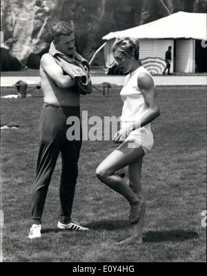 10 octobre 1968 - Scènes préolympique au Mexique. Photo montre Lillian Board (G.B.), après la pratique au village olympique, a une conférence avec l'entraîneur Denis Watts. Banque D'Images