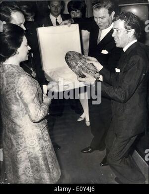 11 octobre 1968 - Verre finlandais pour la princesse Margaret. Lord Snowdon est titulaire d'un spécimen de verrerie finlandaise a présenté à la princesse Margaret, à gauche, quand ils sont venus à Finnfocus 68, le Salon d'arrivée à bord du M.S. Finnpartner, amarré près de Tower Pier, Londres, hier soir. Lord Snowdon a également reçu un vase. Banque D'Images