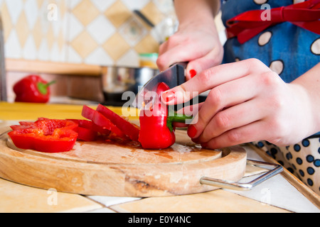 Tranches de paprika rouge sur la table de pizza vegan Banque D'Images