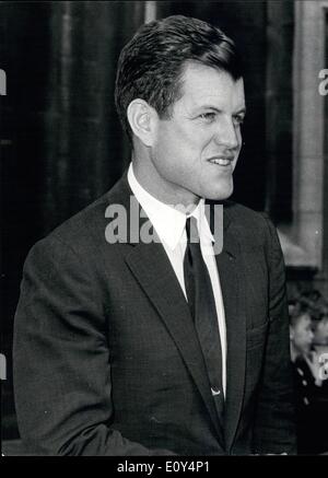 08 août, 1968 - Le sénateur Edward Kennedy dire : ''Je vais accepter un projet de'' : Le sénateur Edward Kennedy est fiable aurait dit à plusieurs de ses associés à Chicago qu'il va accepter l'investiture démocrate pour le président s'il prend la forme d'un véritable projet, mise en place par un large spectre de délégués à la Convention nationale. La photo montre le sénateur Edward ''Teddy'' Kennedy. Banque D'Images