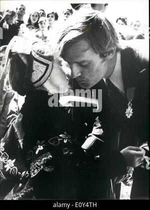 08 août 1968 - Kiss à Jean-Claude Killy, Champion de France champion de ski n° 1, a reçu l'insigne de la Légion d'Honneur à Val D'Isère, dans les Alpes françaises. OPS : Une petite fille félicite et embrasse le champion. Banque D'Images