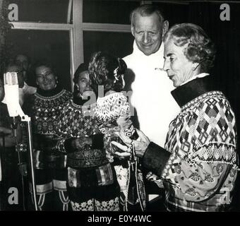 08 août, 1968 - Royal danois au Groenland, le couple royal danois, le roi Frédéric et LA REINE INGRID, paient une visite au Groenland. Habillés en costume national - ils ont reçu plusieurs cadeaux de la ville de Godthåb. PHOTO SHOWSE- REINE INGRID tenant une poupée qui a été donnée à son Prinoess pour sa petite-fille, Alexia, le roi Constantin de Greene, fille avec la reine Ingrid est le roi Frédéric, Banque D'Images