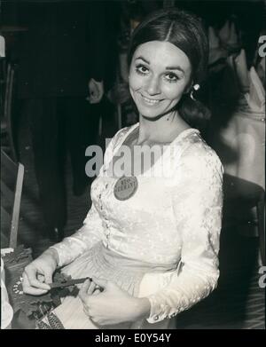 11 novembre 1968 - Investiture de Miss Monde au Savoy Dîner : Miss Monde, hier soir, les participants ont assisté à une réception et dîner à l'Hôtel Savoy en tant qu'invités du Variety Club de Grande-Bretagne. Ils étaient en costume national. Photo montre Miss Germany (Margot) Schmalzriedt photographié à l'Hôtel Savoy hier soir. Banque D'Images