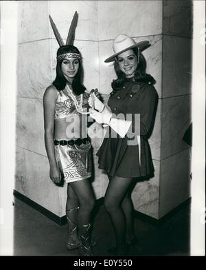 11 novembre 1968 - Investiture de Miss Monde au Savoy Dîner : Miss Monde, hier soir, les participants ont assisté à une réception et dîner à l'Hôtel Savoy en tant qu'invités du Variety Club de Grande-Bretagne. Ils étaient en costume national. Photo montre Miss République Dominicaine (Ingrid Garcia), à gauche et Miss Canada (Dominon de Nancy Wilson) au Savoy la nuit dernière. Banque D'Images