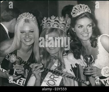 11 novembre 1968 - Close Up L-R. Miss Israël qui était troisième, Miss Australie, Miss Monde et Miss Royaume-uni qui était deuxième Cr Banque D'Images