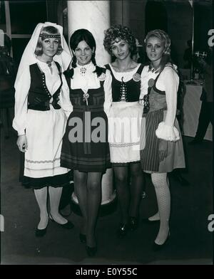 11 novembre 1968 - Investiture de Miss Monde au Savoy Dîner : Miss Monde, hier soir, les participants ont assisté à une réception et dîner à l'Hôtel Savoy en tant qu'invités du Variety Club de Grande-Bretagne. Ils étaient en costume national. Photo montre (L à R) : Miss Finlande (Leena Sipila) ; Mlle de la Norvège (Hedda lie) ; Mlle (Danemark) et encore Schaufuss (Miss Suède Gunilla Friden), à l'Hôtel Savoy hier soir. Banque D'Images