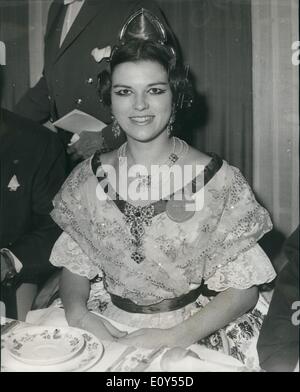 11 novembre 1968 - Investiture de Miss Monde au Savoy le dîner. : Miss Monde l'investiture hier soir ont assisté à une réception et dîner à l'Hôtel Savoy en tant qu'invités du Variety Club de Grande-Bretagne. Ils étaient en costume national. Photo montre Miss Espagne (Maria Amparo Lorenza) photographié à l'Hôtel Savoy hier soir. Banque D'Images