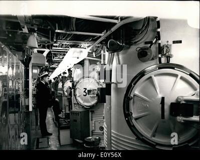 11 novembre 1968 - Cérémonie de mise en service de H.M.S. La renommée de cérémonie a commandé le HMS Renown, sous-marin à propulsion nucléaire, Polaris a eu lieu aujourd'hui au chantier naval Cammell Laird de Birkenhead et Cie (chantiers navals et ingénieurs) Ltd. d'ici le milieu de 1969, elle va rejoindre le HMS Resolution et HMS Repulse dans le plan opérationnel de la force Polaris. Le premier des sous-marins Polaris à construire par Cammell Laird's, HMS Renown a été lancé en février 1967. Photo : Keystone montre Chef artificier, Hisemen explosées Ron de Staines, Mddx, vu dans la chambre, 16 missiles tube à bord du HMS Renown aujourd'hui. Banque D'Images