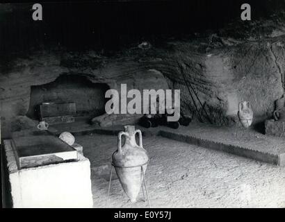 08 août 1968 - bulgare l'été : le cap Kaliakra, situé sur la côte nord de la mer Noire les touristes attrayante avec le reste de la ville médiévale de forts intéressants. Photo montre un musée de pièces du Moyen-Âge dans une des grottes du cap Kaliakra. Banque D'Images