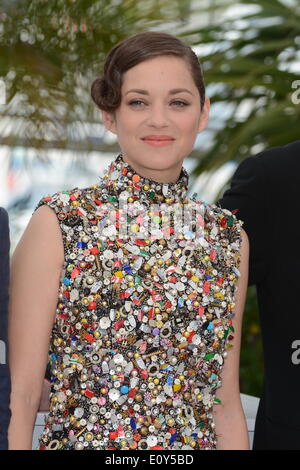 Cannes, France. 20 mai, 2014. CANNES, FRANCE - 20 MAI : Marion Cotillard assiste à des "deux jours, une nuit" photocall lors de la 67e Assemblée annuelle du Festival du Film de Cannes le 20 mai 2014 à Cannes, France. Credit : Frederick Injimbert ZUMAPRESS.com/Alamy/Live News Banque D'Images