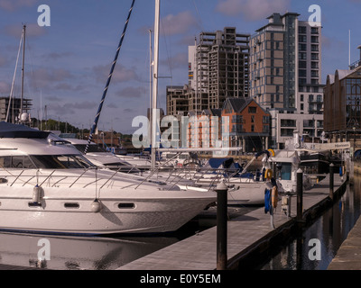 Des yachts de luxe dans Neptune Marina avec des tours d'au-delà de l'évolution, Ipswich, Suffolk, UK Banque D'Images