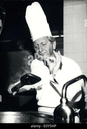 12 février 1969 - L'Acteur Gunther Philipp a joué le rôle d'un cuisinier à la Terence Frisby morceau ''Ein Maedchen in der Suppe,'' qui a joué dans le théâtre de Koeln am Dom. Banque D'Images