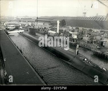 11 novembre 1968 - cérémonie de mise en service de H.M.S. Renommée. : la cérémonie de mise en service de H.M.S. Renommée internationale, le sous-marin à propulsion nucléaire, Polaris a eu lieu aujourd'hui au chantier naval Cammell Laird de Birkenhead et Co (Shiplbuilding et ingénieurs) Ltd. d'ici le milieu de 1969, elle va rejoindre le HMS Resolution et HMS Repulse dans le plan opérationnel de la force Polaris. Le premier des sous-marins Polaris à construire par Cammell Laird's, HMS Renown a été lancé en février 1967. La photo montre la vue générale au cours de la cérémonie de mise en service au chantier naval de Birkenhead Cammell Laird's aujourd'hui. Banque D'Images