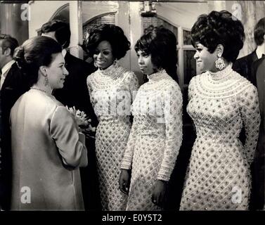 18 novembre 1968 - la variété Royal Royals assister à des spectacles au London Palladium : Reine Elisabeth, la reine mère, était accompagné par la Princesse Anne, princes Charles, la princesse Margaret, et son mari, Lord Snowdon, lorsqu'ils ont assisté à la Royal Variety Performance au London Palladium ce soir dans l'aide de la variété Artistes, êtreeFonds prêtés. La photo montre la Princesse Margaret vu en conversation avec le groupe pop Suprems après le spectacle. Banque D'Images