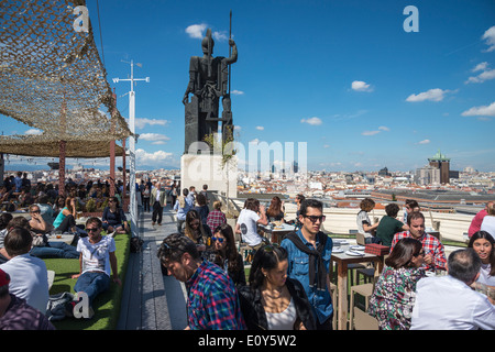 Le bar-café sur le toit du Circulo de Bellas Artes, avec sa Statue de Minerve, le centre de Madrid, Espagne Banque D'Images