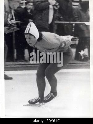 02 déc., 1968 - Dutch Girl et record olympique de 3 000 mètres en patinage de vitesse. Johanna Schut, de la Hollande, a brisé le record mondial avec un temps de 4 min 56,2 s, lorsqu'elle a couru dans la direction de la women's 3 000 mètres de patinage de vitesse même dans les Jeux Olympiques d'hiver de Grenoble aujourd'hui. Photo Keystone montre : Johanna Schut de Hollande à la vitesse au cours de son record du monde à Grenoble aujourd'hui. Banque D'Images