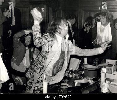 05 déc., 1968 - Tarte à la crème des Beggars Banquet donné par les Rolling Stones : Les Rolling Stones a tenu aujourd'hui un p572, avec dessert, etc., pour Partouze qui un certain nombre d'amis de la télévision, journaliste à al folk, ont été invités, dans l'époque élisabéthaine, chambre hôtel Queensgate, Gors. Le banquet a été arrondi avec une crème anglaise pie bataille. Photo : Brian Jones jeter des tartes à l'oustard p572 aujourd'hui. Sur le côté gauche peut être vu Mick Jagger. Banque D'Images