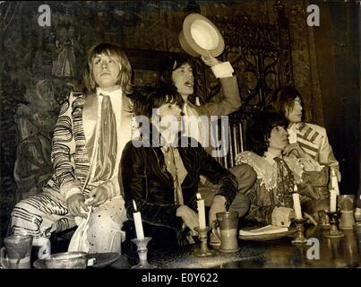05 déc., 1968 - Custard Pie Throwing à P572 donné par : Rolling Stones The Rolling Stones a tenu aujourd'hui un p572, avec dessert, etc, pour partouze qui un certain nombre d'amis journaliste de télévision, folk, El Al ont été invités, à l'époque élisabéthaine, chambre hôtel Queensgate, Gore. Le banquet a été arrondi avec un custrad pie bataille.Photo montre : Les Rolling Stones, convenablement vêtue pour le banquet-. Ils sont (de gauche à droite) : Brian Jones, Keith Richard : Mick Jagger, Bill Wyman et Charlie Watss. Banque D'Images