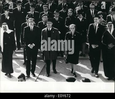 Mar. 03, 1969 - Les funérailles de M. Levi Eshkol. : Le corps est le premier ministre d'Israël, M. Levi Eshkol a été enterré sur une colline à Jérusalem le vendredi (28 février) après des funérailles d'état. Des milliers de personnes en deuil se sont réunis à consulter Knesset (Parlement) Square d'entendre le président Shazar consulter M. Eshkol comme un ''man de grandes actions et un pionnier''. Sur la photo, Mme Golda Meir, dans la première rangée, vu à l'enterrement de M. Levi Eshkol à Jérusalem le vendredi. Mme Meir est presque certain d'être le prochain premier ministre. Banque D'Images