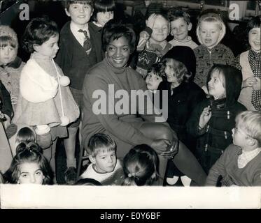 Le 12 décembre 1968 - Fête de l'enseignant en classe Les élèves de la promotion de l'école primaire George Eliot, St. John's Wood, Londres, le partage de l'excitation de l'un de leurs professeurs, Mme Yvonne Conolly, 29, sur l'apprentissage de sa nomination d'hier, le premier Indien à l'ouest de Londres. Mme Conolly, un Jamaïcain devient chef de l'école infantile Croix bague, Islington, dans la nouvelle année. Plus de 50 pour cent des enfants à traverser l'anneau sont des immigrants venus de sept pays. Banque D'Images