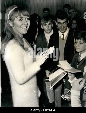 Le 12 décembre 1968 - LULU - Voté LE WORLD'S TOP CHANTEUSE DÉTIENT UN NOËL POUR 150 FANS LULU - qui est de représenter la Grande-Bretagne dans Banque D'Images