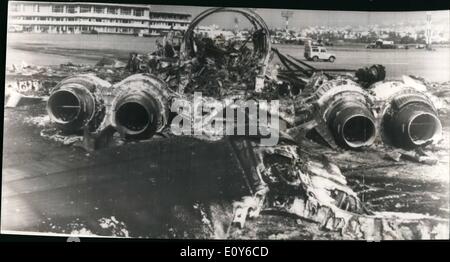 Le 12 décembre 1968 - Commando israélien Raid sur l'aéroport de Beyrouth : photo montre : l'un de l'appareil endommagé à l'Aéroport International de Beyrouth au Liban, après le raid de commando israélien sur l'aéroport le samedi. Au cours de laquelle 13 pays arabes avions sont détruits. Banque D'Images