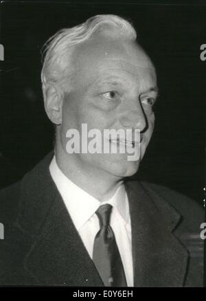 Mars 03, 1969 Des hommes armés - expulser envoyé britannique : un ministre britannique, M. William Whitlock, 50, sous-secrétaire d'État parlementaire au ministère des Affaires étrangères et du Commonwealth, qui était les rebelles de l'ouest de l'île d'Anguilla hier par des manifestants armés est arrivé à Londres ce matin. Photo montre M. Whitlock arrivant au ministère des Affaires étrangères et du Commonwealth à Londres ce matin. Banque D'Images