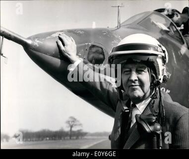 Mar. 03, 1969 - M. Houziaux visiter Hawker Siddeley travaille Guilford pour voir le Harrier dans l'action. : Aujourd'hui M. Choko, le ministre d'État a fait une visite au Hawker Siddeley travaille à l'Aérodrome de Dunsfold près de Guilford pour voir le décollage vertical Harrier en production et de passer par l'épreuve. Photo montre M. Houziaux vu portant les pilotes volant helme pour taille après la démonstration de vol par le texan. Banque D'Images