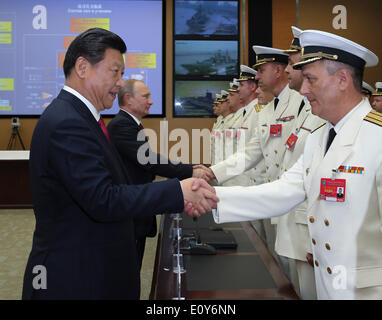 Shanghai, Chine. 20 mai, 2014. Le président chinois Xi Jinping (1ère L) et son homologue russe Vladimir Poutine (2e L) serrer la main de membres des forces navales des deux côtés avant la cérémonie de lancement de la "mer commune sino-russe-2014' exercer à port naval Qianlvchen à Shanghai, la Chine orientale, le 20 mai 2014. © Lan Hongguang/Xinhua/Alamy Live News Banque D'Images
