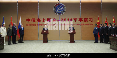 Shanghai, Chine. 20 mai, 2014. Le président chinois Xi Jinping (R) et son homologue russe, Vladimir Poutine, assister à la cérémonie de lancement de la "mer commune sino-russe-2014' exercer à port naval Qianlvchen à Shanghai, la Chine orientale, le 20 mai 2014. © Lan Hongguang/Xinhua/Alamy Live News Banque D'Images