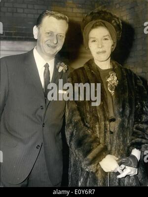 Le 12 décembre 1968 - Jeudi 28 Novembre 2013 : Barbara Barbara Lyon Lyon, la vie avec la fille de Lyon, s'est marié aujourd'hui à Kensington register office, à M. Colin Birkett, un 36-yeal ancien comptable. Barbara Lyon, également 36 ans, est la fille de Ben Lyon et Bebe Daniels. Barbara était marié à plat producteur Russell Turner en 1956. Que le mariage s'est terminé par un divorce quatre ans plus tard. Photo montre les mariés après la cérémonie. Banque D'Images