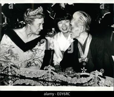 Le 12 décembre 1968 - Famille royale suédoise assiste à un dîner pour le prix Nobel à Stockholm. Cinq scientifique américain et un auteur japonais ont reçu leur prix Nobel de Gustave II Adolphe de Suède King od, lors d'une cérémonie à Stockholm scintillants. Après la cérémonie la famille royale Suédoise assister à un dîner donné aux lauréats par la Fondation Nobel dans l'Hôtel de Ville de Stockholm. La photo montre la Princesse Margareta du Danemark avec l'aide d'un interprète (au centre) a une conversation avec le prix Nobel, auteur japonais, Yasunari Kawabata, pendant le dîner. Banque D'Images