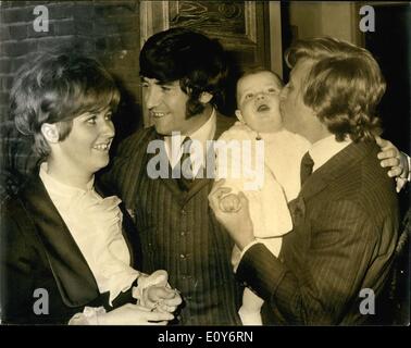 Le 12 décembre 1968 - le fils de l'humoriste Jimmy Tarbuck est baptisé et Tommy Steele est Godfather : le baptême a eu lieu aujourd'hui à l'église St Ann's, Kingston Hill, Surrey, du comédien Jimmy Tarbuck's premier fils, né le 12 juin 1968, et nommé James Thomas. Tommy Steele un ami proche de la famille, était le parrain de l'enfant. L'Tarbuck deux petites filles, Cheryl, 8, 4, et Liza, étaient présents à la cérémonie. Photo montre un gros baiser de godfather Tommy Steele pour baby James Thomas, regardée par les fiers parents, Jimmy Tarbuck et son épouse Pauline, après le baptême d'aujourd'hui. Banque D'Images