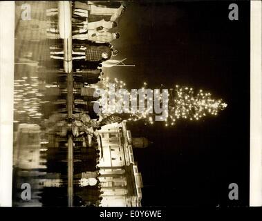 14 décembre 1968 - Arbre de Noël de Trafalgar Square s'illuminèrent. Photo montre la scène à Trafalgar Square la nuit dernière, après l'Office norvégien des lumières d'arbre de Noël a été allumé par l'Ambassadeur de Norvège. Banque D'Images