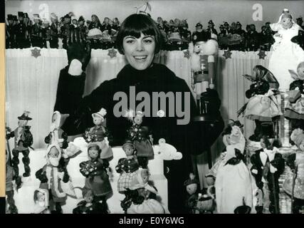 14 décembre 1968 - belle chanteuse française Mireille Mathieu est vue ici à Munich jouissant de la ''Zwetschgenmanderl'' des poupées. Elle a acheté plusieurs à apporter à la maison de famille. Banque D'Images